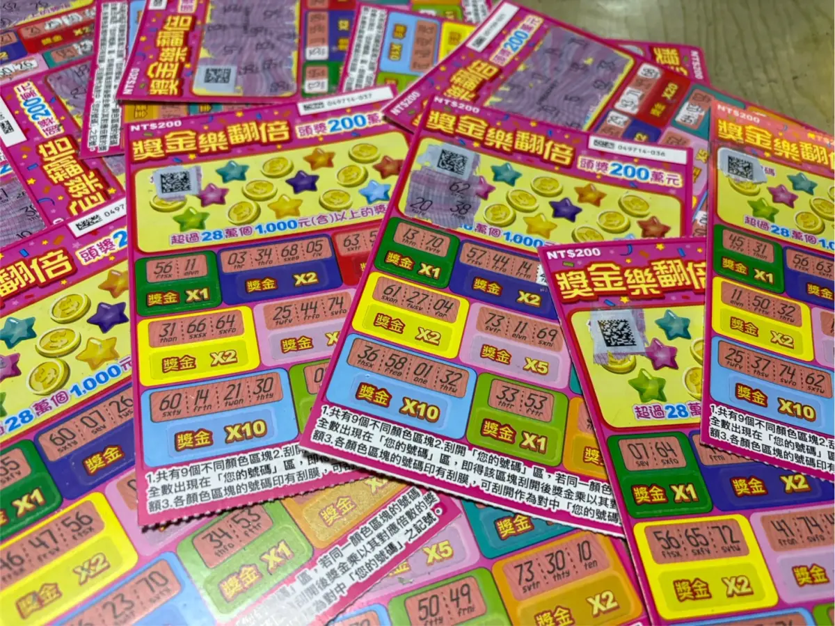 ▲記者日前直擊彩券行桌上竟然出現「完全沒刮開玩過的整堆刮刮樂」，詢問老闆才知道原來是有錢人的玩法！（圖/記者張嘉哲攝）