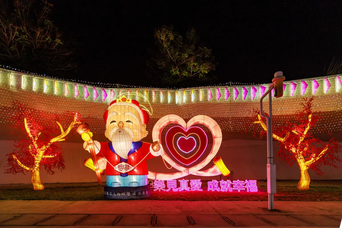 ▲月下有緣主燈，以樂成宮Ｑ版月老為主視覺，每小時還會有2次60秒心跳主燈秀(圖／民政局提供2025.1.31)
