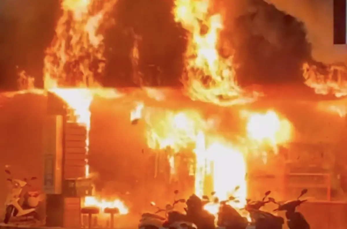 ▲台中「燒肉HOT」昨（30）日初二晚間失火，火勢還波及到隔壁星巴克，所幸這起意外無人受傷受困。（圖／翻攝自Threads）