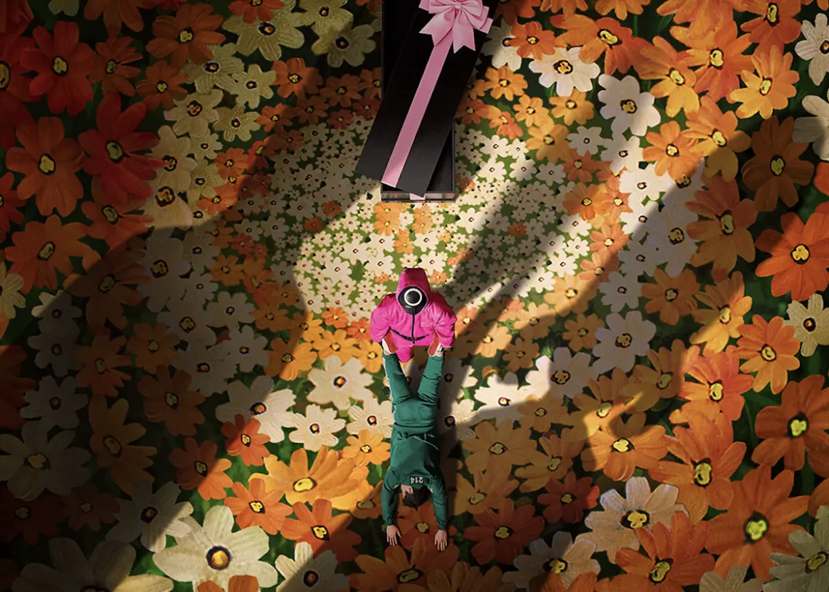 ▲《魷魚遊戲》第3季釋出首張劇照，只見地板上隱約透露出英熙與哲秀的影子，似乎是在暗示最終季將帶來更精彩、刺激的劇情給觀眾，第3季確定於6月27日在Netflix上播出。（圖／Netflix）