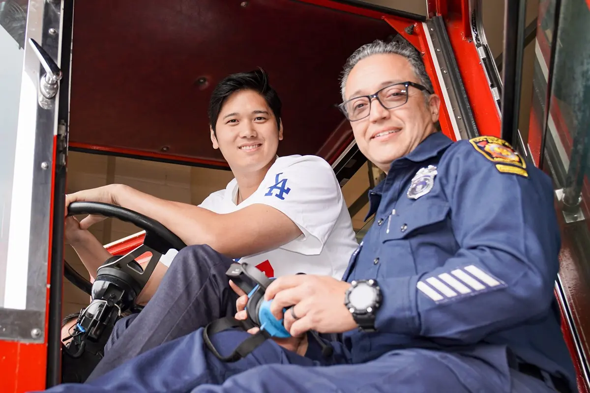 ▲大谷翔平身穿背號17號的道奇隊球衣，親自登上大型消防雲梯車，甚至坐在輔助駕駛座操控方向盤，這一幕讓球迷們感到驚喜不已，直呼他真的什麼都會。（圖／取自洛杉磯道奇X）