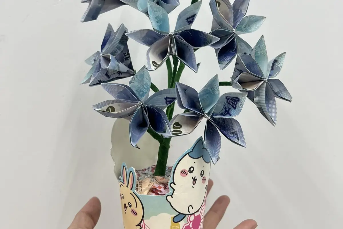 ▲全家吉伊卡哇杯塞超搶手，有媽媽奔波5趟只為買給孩子，孝順女兒收到後立刻改造成過年最狂的「小八有錢花」送給媽媽。（圖／民眾提供）