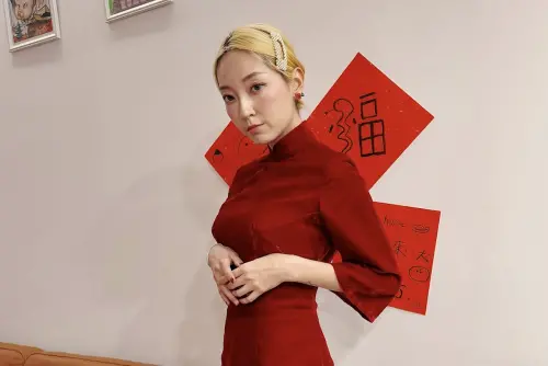 張菲辣媳穿婆婆旗袍拜年!高衩露腿超前衛 她驚呼:50年前就這樣