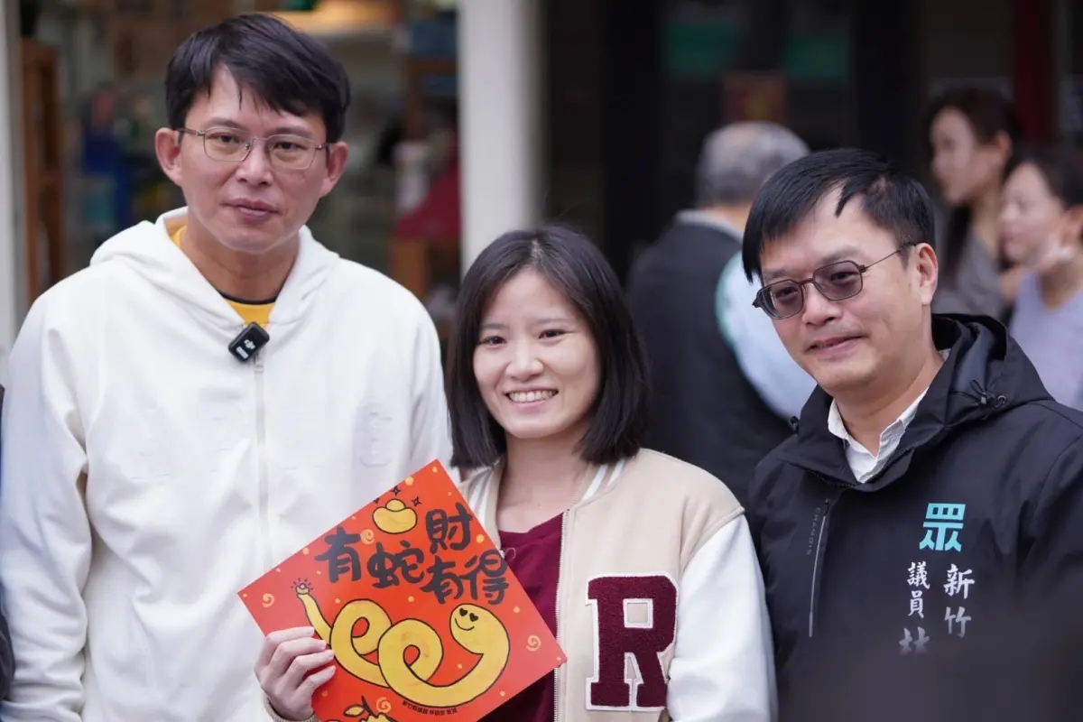 ▲民眾黨代理主席黃國昌（左）今到民眾黨新竹縣議員林碩彥（右）服務處座談請益，並與民眾合影。（圖／民眾黨提供，2025.01.31）