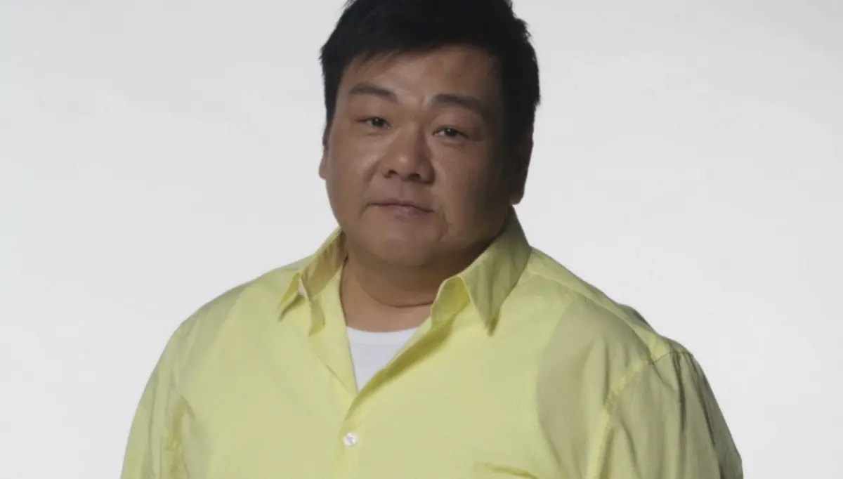 ▲演出《報告班長》系列的男性張立威（如圖）今年1月逝世，享年56歲，生前好友李國超昨（3）日透露其骨灰已返台，並安置在奉祥慈祥會館，擇日安排樹葬歸根，「願胖胖在天堂過得自在快樂！」（圖／翻攝自臉書）