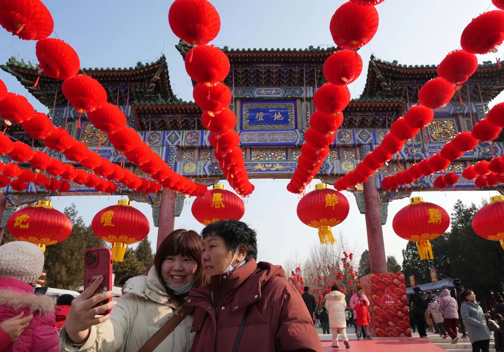 ▲在物價高漲、消費疲軟等情況下，中國今年年味淡薄，民眾縮衣節食，與官媒報導形成鮮明對比。（圖／美聯社／達志影像）