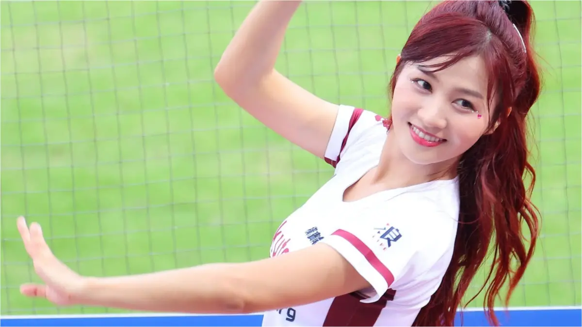 ▲「樂天女孩」小紫擁有豐滿D罩杯，近日她曬出一組爆乳旗袍照，害羞坦言：「這套服裝買的時候，沒想到中間鏤空那麼大，不小心被我撐大了。」（圖／樂天桃猿提供）