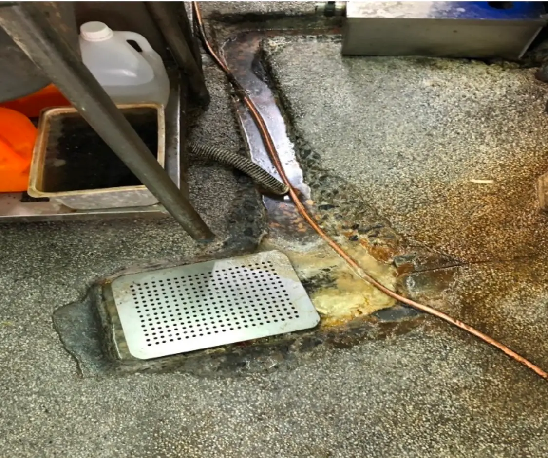 ▲北市衛生局今稽查北雲餐廳，發現有排水口不潔（圖）等3項缺失，並限期改善。（圖／北市衛生局提供，2025.01.31）