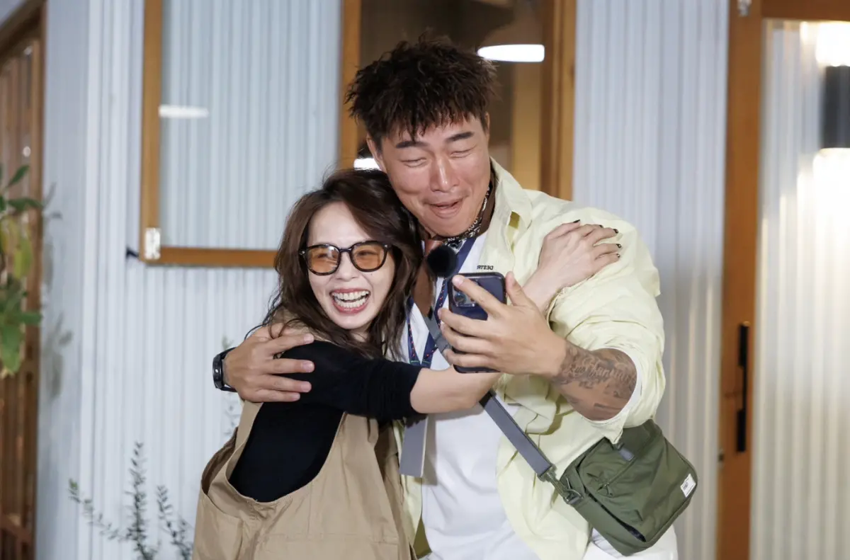 ▲郭泓志（右）在《全明星出發吧！》中公然猛拍孫淑媚（左），還大膽撩起對方：「它不是重點，重點在於妳。」隨即得到愛的抱抱，現場曖昧互動曝光。（圖／好看娛樂提供）