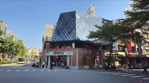 ▲「宮原眼科」是位於台中中區的高人氣冰淇淋店,提供各種特色風味的冰淇淋,並附設餐廳。(圖/Google) ▲「宮原眼科」是位於台中中區的高人氣冰淇淋店,提供各種特色風味的冰淇淋,並附設餐廳。(圖/Google)