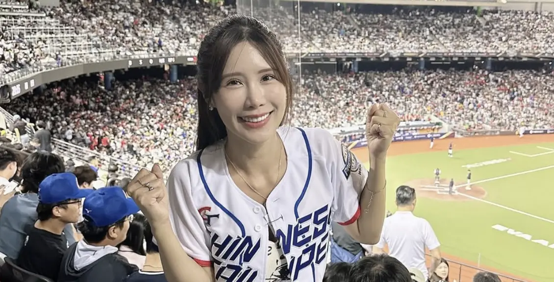 ▲前樂天女孩沐妍，日前證實離開球團，轉戰高雄接任台剛雄鷹應援團長，對此沐妍也淚喊：「真的從來沒想過會有要說再見的時候～」（圖／IG moon_t96）