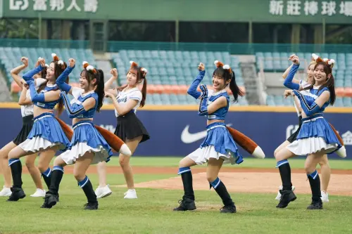 現今大部分球團都有安排啦啦隊舞蹈表演,其中日本火腿的「狐狸舞」曾一度風靡全場,成為球迷關注的焦點。不過新庄監督卻直言,「是不是該結束了?」(圖/富邦悍將提供) 現今大部分球團都有安排啦啦隊舞蹈表演,其中日本火腿的「狐狸舞」曾一度風靡全場,成為球迷關注的焦點。不過新庄監督卻直言,「是不是該結束了?」(圖/富邦悍將提供)