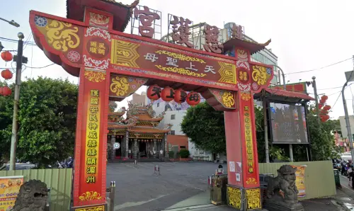 ▲桃園百年大廟慈護宮每年過年都吸引大批走春人潮。(圖/GoogleMaps) ▲桃園百年大廟慈護宮每年過年都吸引大批走春人潮。(圖/GoogleMaps)