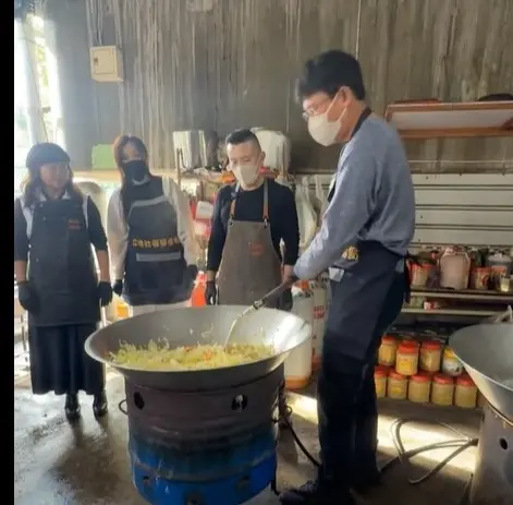 ▲黃國昌今（1）日台中拜年，並到大里愛心廚房為弱勢老人們煮午餐。（圖／翻攝江和樹臉書，2025.02.01）