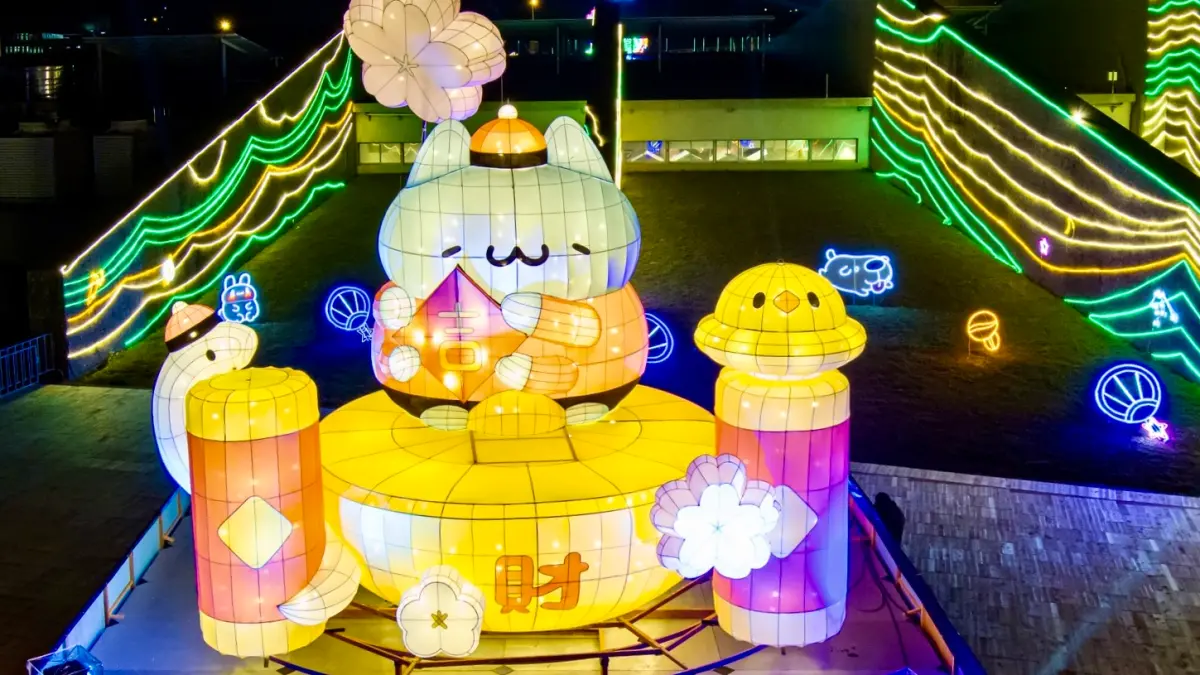 ▲2025南投燈會已於25日開展，今年聯名IP貓貓蟲咖波主題燈區、無人機煙火秀等，短短6天吸引參觀人數截至昨日達到114萬參觀人次。（圖／取自樂旅南投臉書）