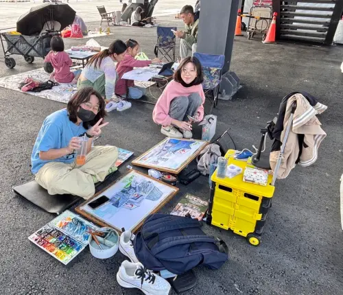 ▲學生們紛紛發揮創意，將愛河灣的「小可愛」與牠的夥伴們畫入作品，或跳或游，生動呈現高雄冬日遊樂園的魅力！（圖／高市府提供）