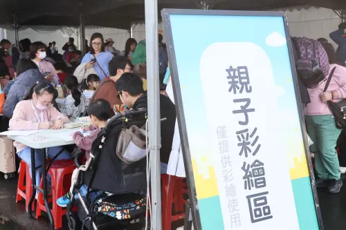 ▲冬日遊樂園現場吸引許多家庭悠閒地在港灣邊創作，孩子們全神貫注地描繪畫面，家長們則陪伴左右，共享親子時光，場面溫馨和樂。（圖／高市府提供）