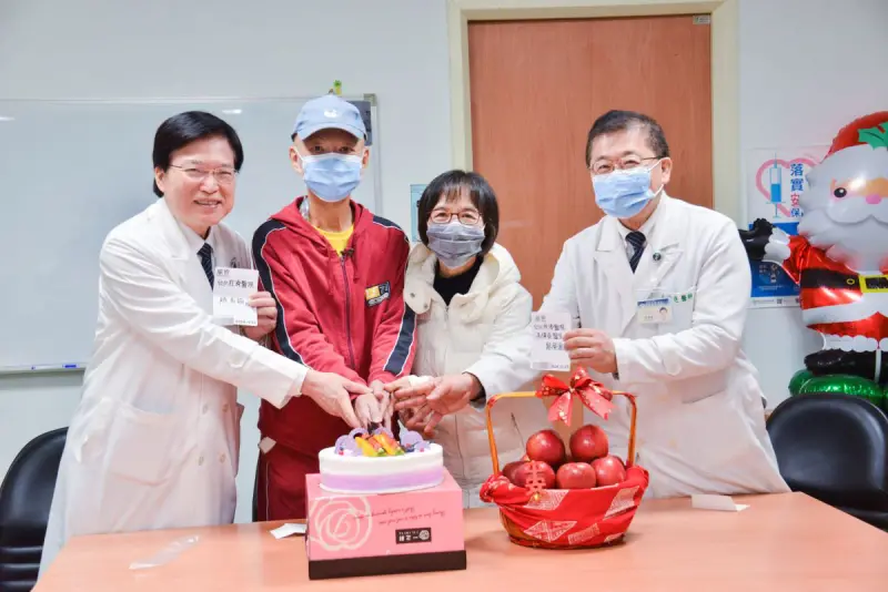 ▲捐血超過700袋的陳先生（左二）接受骨髓移殖後順利出院。（圖／台北慈院提供）