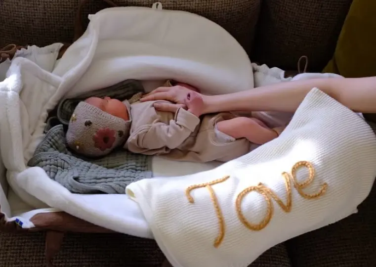 ▲《艾蜜莉在巴黎》莉莉柯林斯宣布自己當媽了，不僅曬出寶寶的超萌側臉照，也相當感謝代理孕母。（圖／莉莉柯林斯IG）