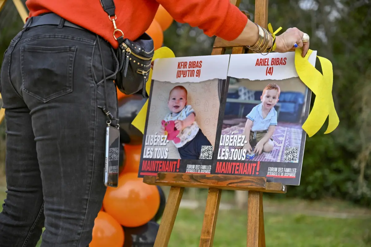 ▲哈馬斯預計1日將再釋放3名以色列人質，包含被擄時僅9個月大的克菲爾（左）以及他的哥哥阿里爾（右）。（圖／美聯社／達志影像）