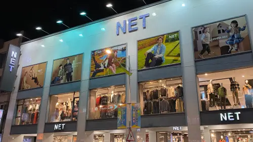 ▲農曆春節連假寒流影響天氣，過年狂買保暖新衣，民眾發現NET結帳排隊人潮多比UNIQLO多。眾人讚爆NET更便宜，款式多、新款快，衣服耐穿不會壞；而UNIQLO與日本價差太大、CP值小輸。（圖／記者蕭涵云攝）