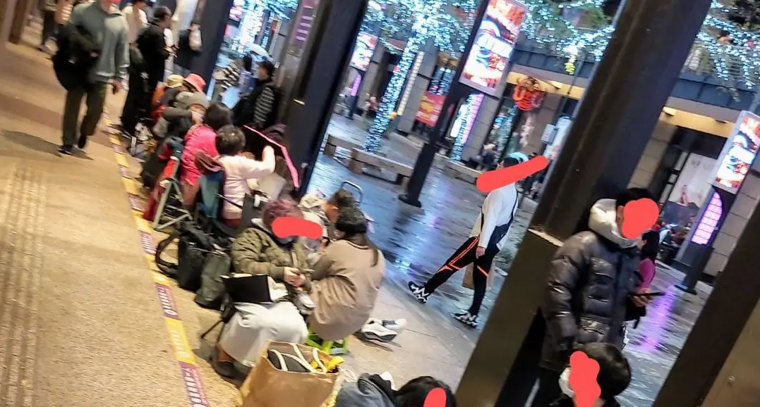 ▲台灣寶可夢中心（Pokémon Center TAIPEI）農曆新年開賣超夯商品，昨（31）日初三下午就開始出現大批寶粉排隊，更驚見大量阿嬤軍團再次現身！（圖／寶可夢優惠大小事FB社團）