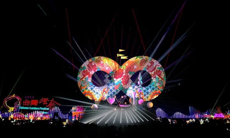 ▲2025年「2025台灣燈會在桃園」有雙展區，第二展區「光的遊戲場」在A19桃園體育園區站上週已開跑；第一展區「主燈展演場」明（12）日在A18站高鐵桃園站前廣場展開，也將點亮今年主燈。今年最大驚喜除了看得到全台最大卡比獸與皮卡丘，以及寶可夢提燈之外，另外也有進擊巨人。（圖／取自光聚千塘串桃園官網）