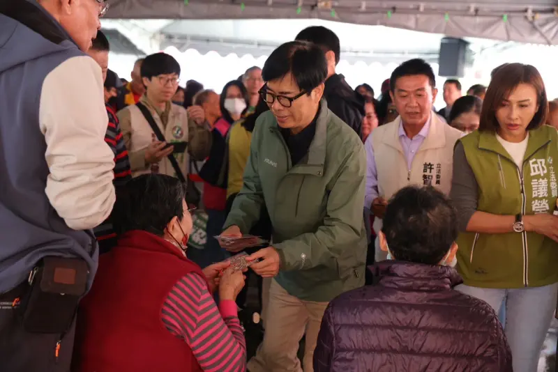 ▲大年初四迎財神，陳其邁首先至小港鳳儀宮代天府參香祈福，並向現場民眾發放紅包。（圖／高市府提供）