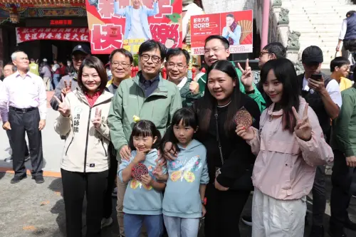 ▲苓雅高雄關帝廟參香人潮絡繹不絕，陳其邁除將應景的小紅包發給市民朋友，也特別與民眾開心合影。（圖／高市府提供）