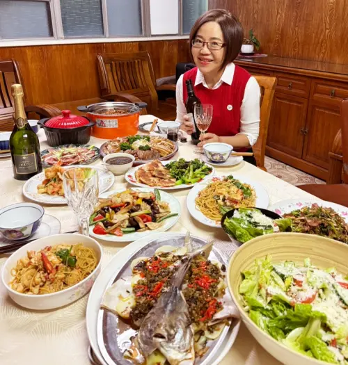 ▲于美人年夜飯大展身手，她透露她從前一天就開始準備，共準備了9道菜，大部份都是媽媽愛吃的菜，還有女兒指定的蕃茄蛋花湯。（圖／于美人臉書）