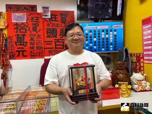 ▲台中偏財運彩券行在紫南宮請來金雞坐鎮，果直刮出頭獎。（圖／記者金武鳳攝，2025.2.1)