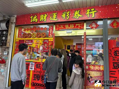 ▲台中「偏財運」刮出頭獎300萬，得主分紅8萬8彩券行全捐了。（圖／記者金武鳳攝，2025.2.1)