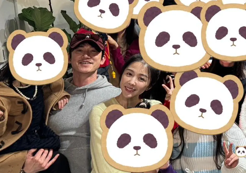 ▲吳慷仁（左）、邵雨薇（右）去年底爆出祕密結婚，這次又被發現2人一起回男方家過年，就連到楊謹華家拜訪依舊黏踢踢。（圖／吳慷仁臉書）