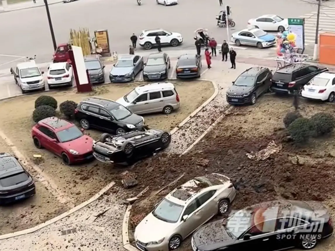 ▲中國四川內江市一名頑皮男童，大年初二（1/30）將鞭炮丟入化糞池中，引發沼氣氣爆，地面當場炸出一個大坑，周遭停放的多輛轎車被炸翻。（圖／翻攝自微博）