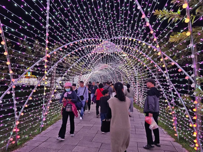 ▲縣民公園、萬年溪、勝利星村及今年新增的客家燈區四大燈區熱鬧非凡。（圖／屏東縣府提供）