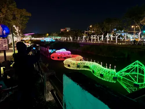 ▲萬年溪燈區水舞秀靈感來自糖鐵歷史，將繽紛燈光比喻為甜美糖果，水舞秀原定30分鐘一場加碼至15分鐘一場。（圖／屏東縣府提供）