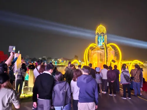 ▲縣民公園「梅杜莎的奇幻國度」以神話元素打造沉浸式燈光藝術。（圖／屏東縣府提供）