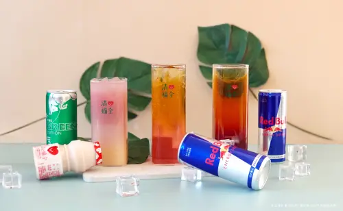 開工優惠9大「手搖飲買一送一」爽喝CoCo、鮮茶道 清心福全特價 ▲清心福全Red Bull能量特調「特價70元」開工喝到補班日。最新攜手台灣插畫家Nuomi打造可愛聯名紙杯。(圖/清心福全提供)