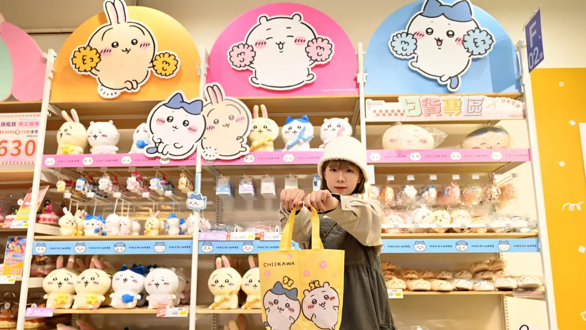 ▲大年初五衝全台7大必逛展覽！吉伊卡哇chiikawa不只高雄冬日遊樂園有，嘉義民雄KHTOY絨毛玩偶旗艦館拍照區周邊買爆。吉卜力、小魔女DoReMi、草間彌生、泰坦恐龍、印象派、名偵探柯南一覽。（圖／KHTOY提供）