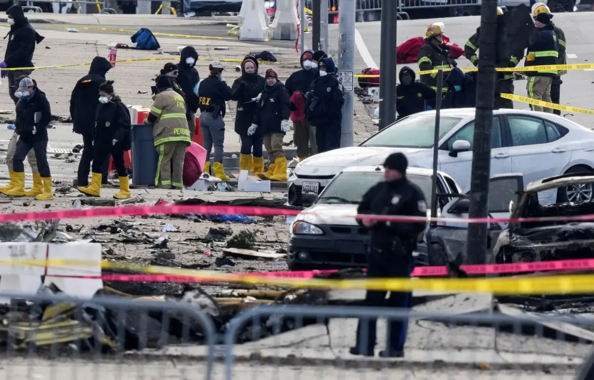 ▲美國費城墜機造成7死19傷，死者大多數為墨西哥公民。圖為事故現場。（圖／美聯社／達志影像）