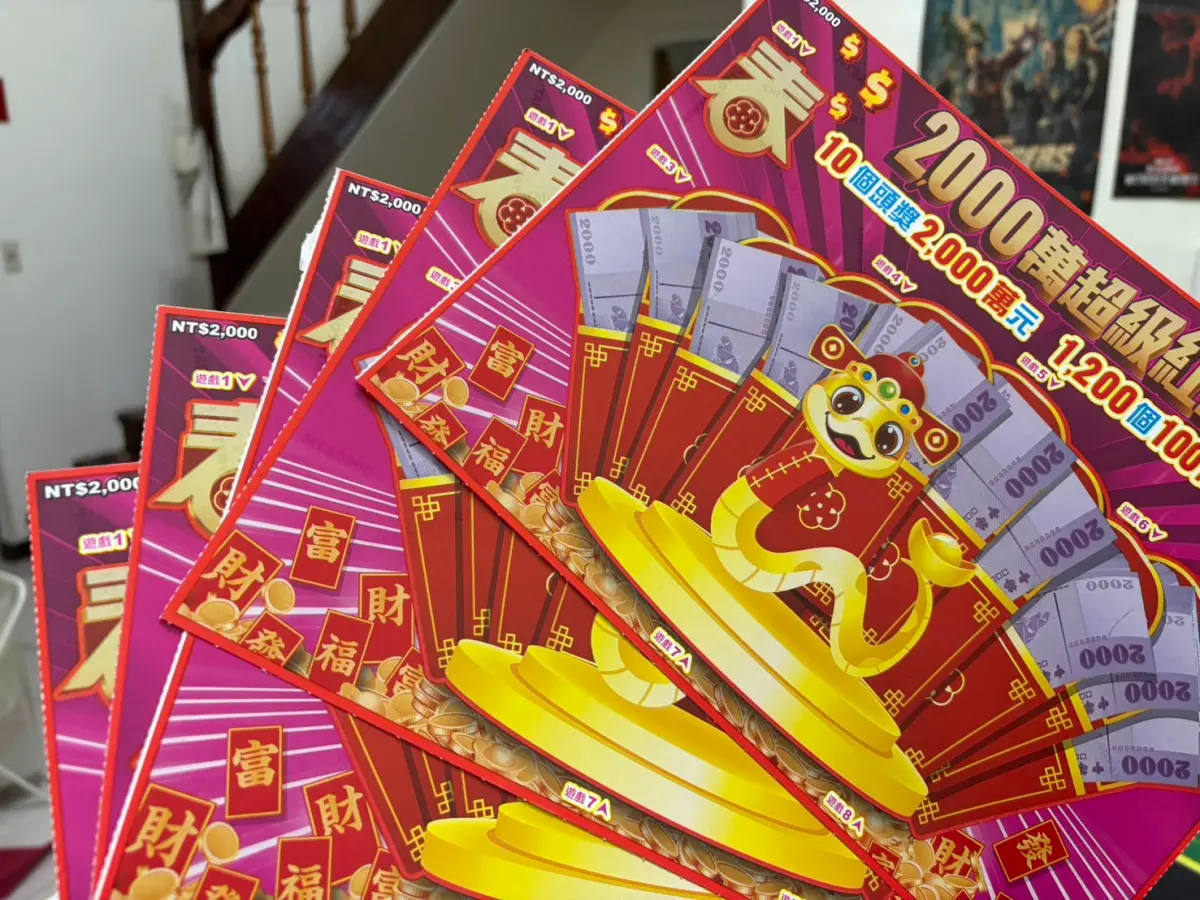 ▲單張售價2000元的刮刮樂「2000萬超級紅包」，有許多幸運的民眾刮出100萬元以及10萬元的大獎。（圖/記者張嘉哲攝）