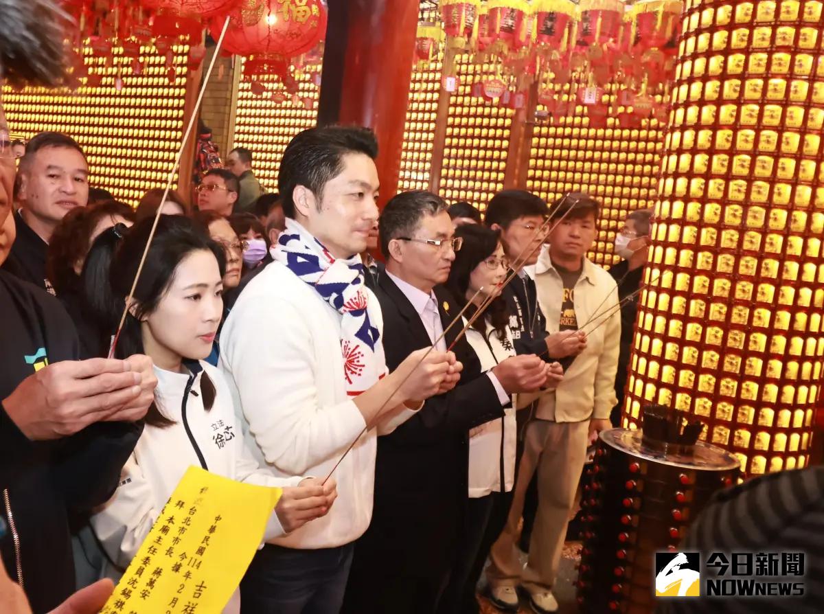 ▲農曆節期間，台北市長蔣萬安在立委徐巧芯、市議員秦慧珠的陪同下，前往霞海城隍廟參拜。（圖／記者吳翊緁攝，2025.02.02 ）