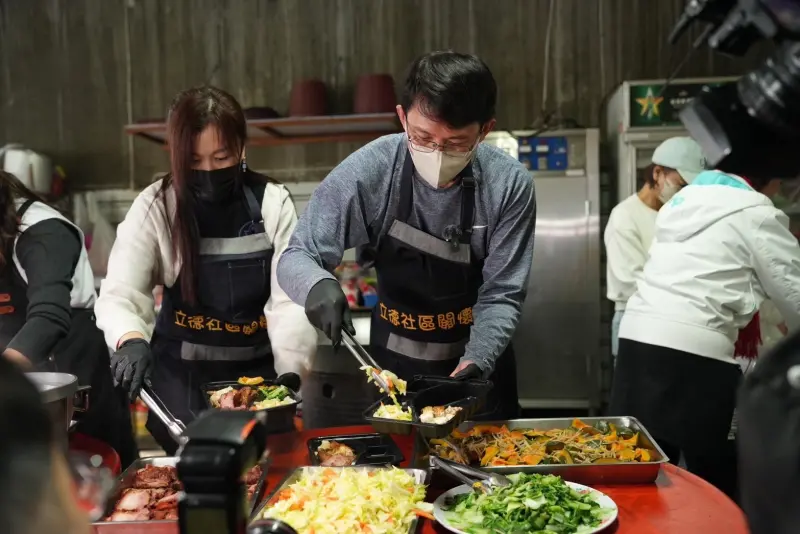 ▲民眾黨代理主席黃國昌到台中立德里社區服務中心愛心廚房，黃的妻子高翔（左）也陪同。（圖／民眾黨提供）