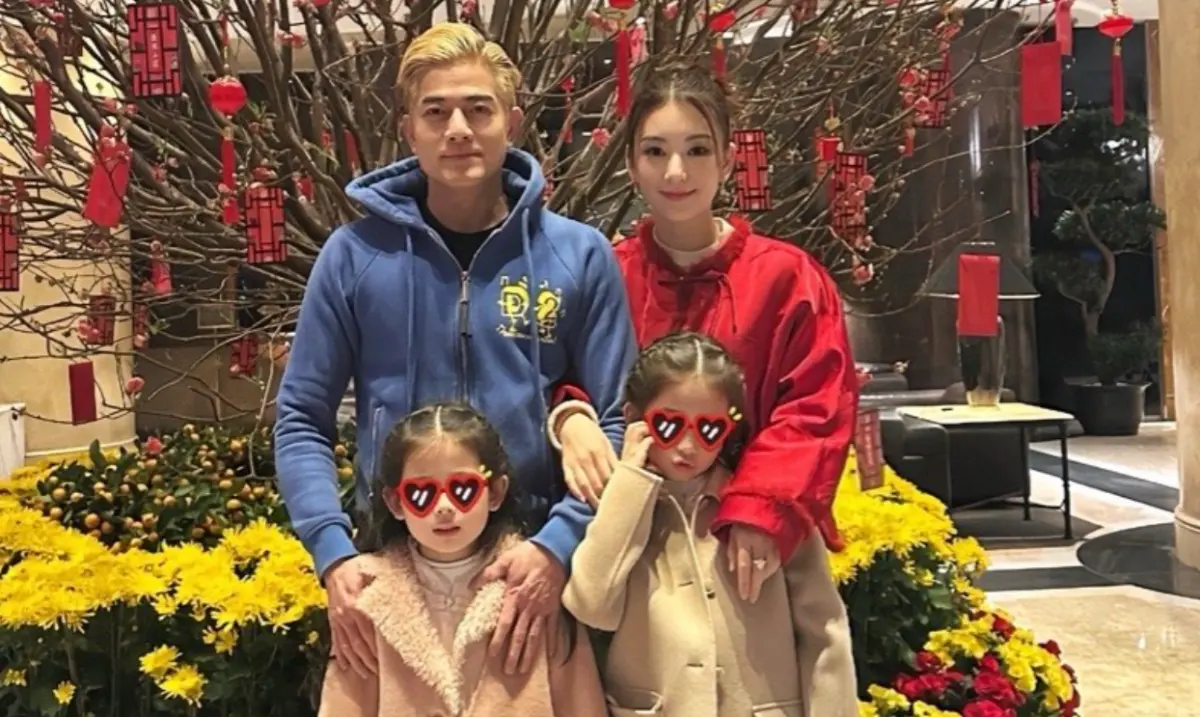 ▲郭富城（上左）的嫩妻方媛（上右）曬出新年全家福照片，天王家中的除夕團圓菜色也跟著曝光，郭富城的兩個寶貝女兒同樣也有入鏡。（圖／方媛微博）