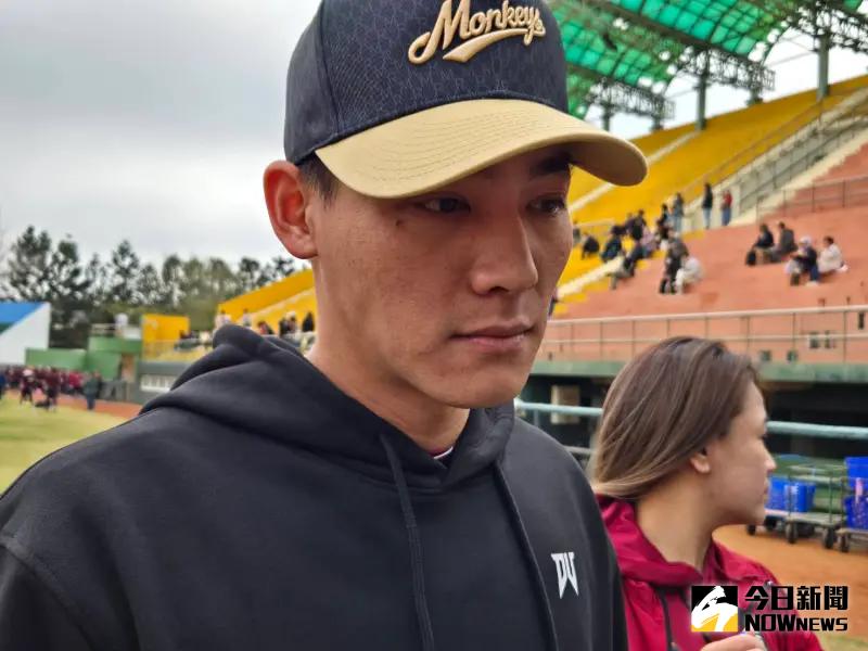 ▲《民視第一發發發》惹出爭議，當集邀來棒球12強賽的中華隊冠軍選手陳晨威共襄盛舉，遊戲過程中主持人曾國城吐槽陳晨威都不笑，一個動作拍了2下對方臉頰，引發部分觀眾感受不佳。今（2）日陳晨威親自在受訪時表示，自己沒有感到太多不舒服，希望大家不用將問題放太大。（圖／記者黃建霖攝）