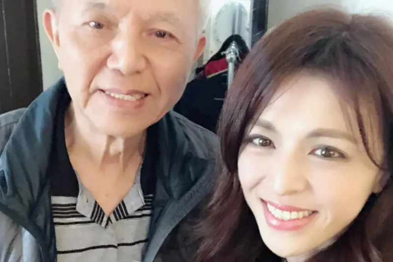 ▲林葉亭（右）沉澱5天，發文追念摯愛的爸爸，林父年輕時帥照曝光。（圖／林葉亭臉書）