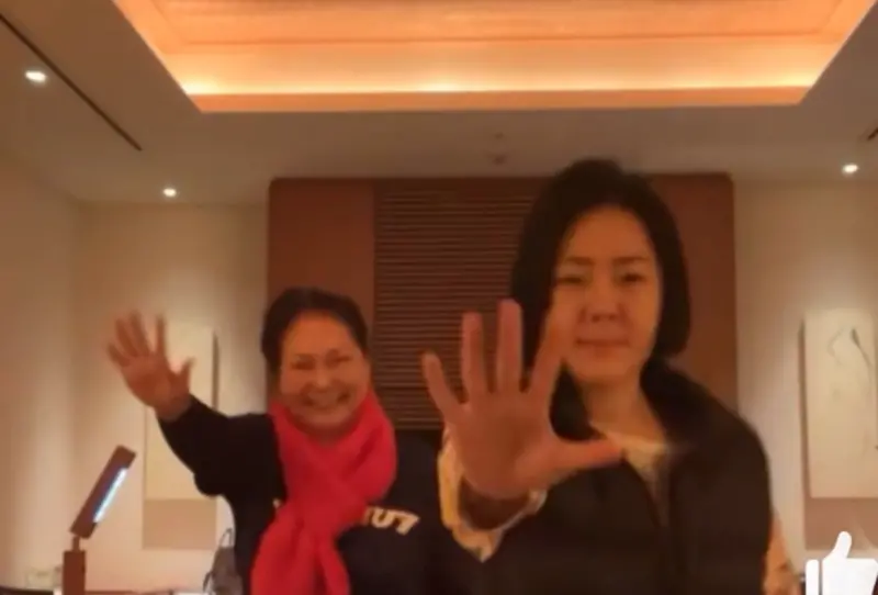 ▲大S過世前一家人在日本旅遊，2月1日初四晚間，小S（右）還揪徐媽媽（左）嗨跳爆紅神曲「肯恰那」，拍攝背景疑似就在日本飯店中，不過影片發布沒多久，小S就悄悄將它刪除了。（圖／翻攝自微博）