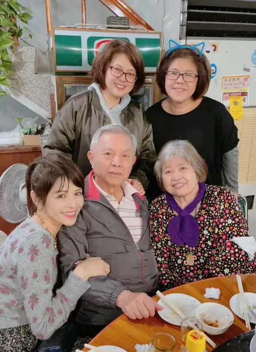▲林葉亭爸爸（前排左二）生前和愛女等親友聚餐。（圖／林葉亭臉書）
