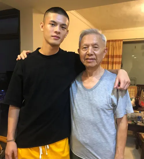 ▲林葉亭父親（右）和演員外孫邱以太合影。（圖／林葉亭臉書）