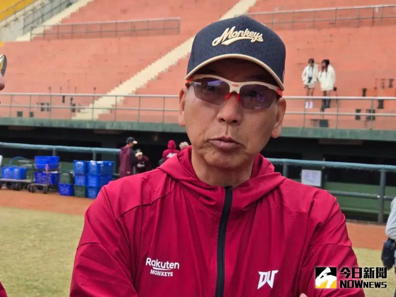 ▲12強賽冠軍國手「朱哥」朱育賢，新賽季從樂天桃猿轉隊味全龍隊，與新東家簽下4年總價4800萬的新合約。朱育賢長打火力強大，他的離隊對於樂天來說是重大損失，不過樂天總教練古久保健二表示，這同時也是個機會，讓年輕選手可以競爭這個位置。（圖／記者黃建霖攝）